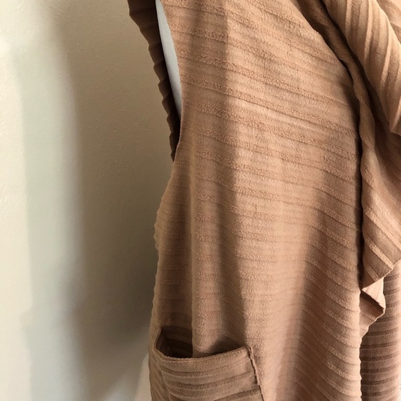 Le Moda Pleated Fleece Vest with Pockets - Picture 5 of 5